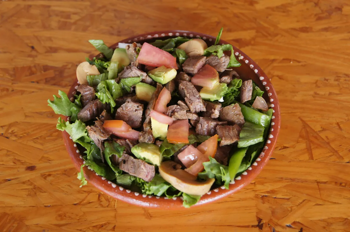 Ensalada de arrachera con aguacate, jitomate y champiñones