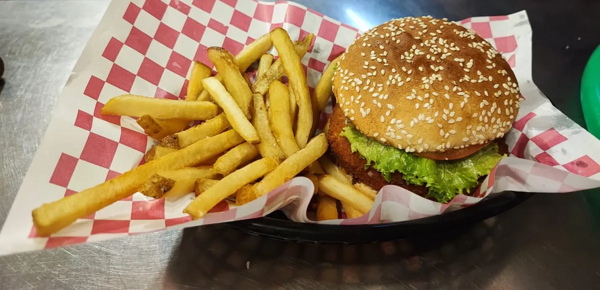 Malinche, hamburguesa empanizada con papas a la francesa