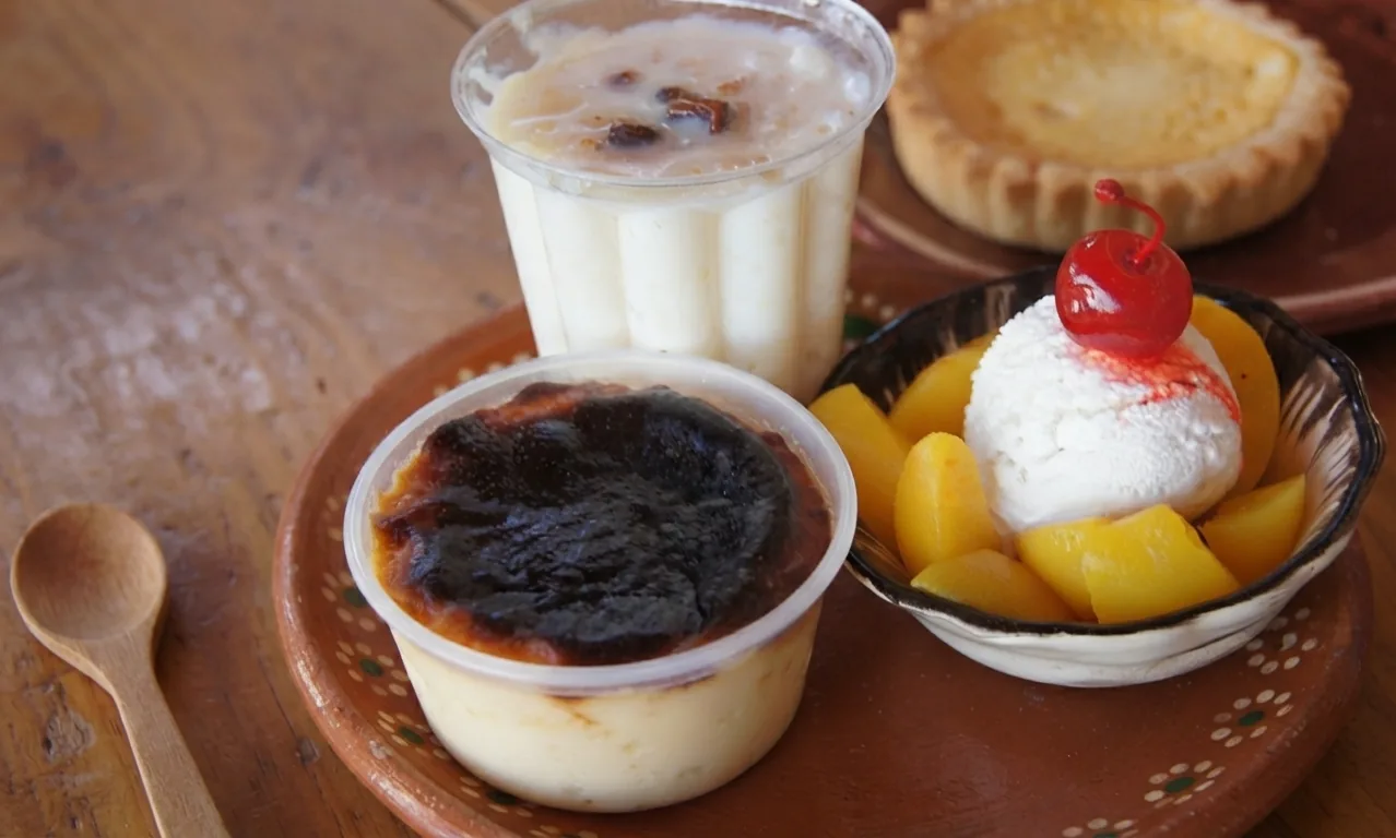 Arroz con leche, flan, pay de queso y duraznos con helado